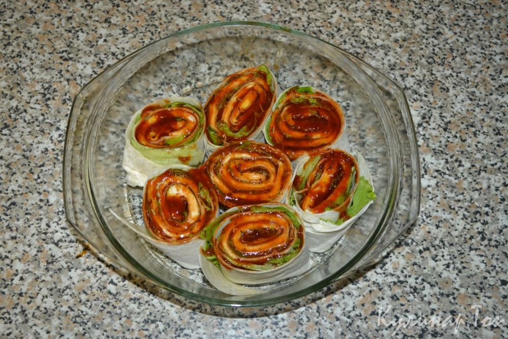 Горячие рулеты из лаваша с беконом и сыром