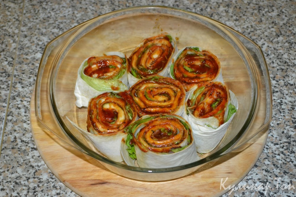 Горячие рулеты из лаваша с беконом и сыром