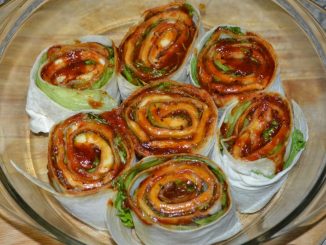 Горячие рулеты из лаваша с беконом и сыром