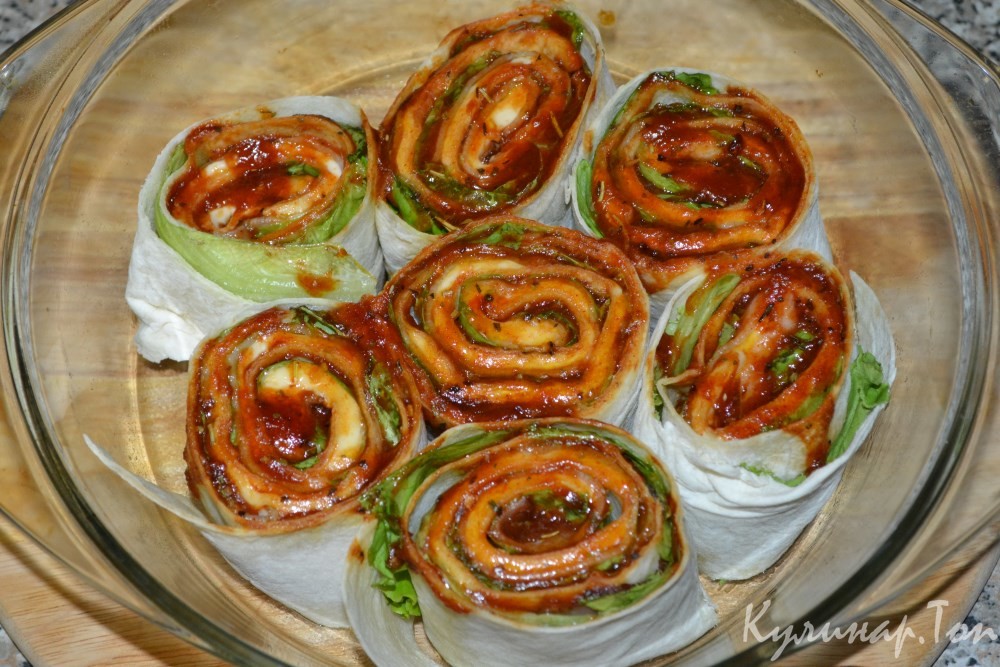 Горячие рулеты из лаваша с беконом и сыром