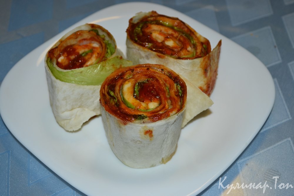 Горячие рулеты из лаваша с беконом и сыром