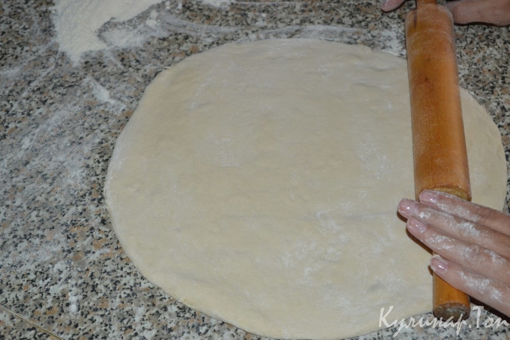 Пицца с шампиньонами и колбасой