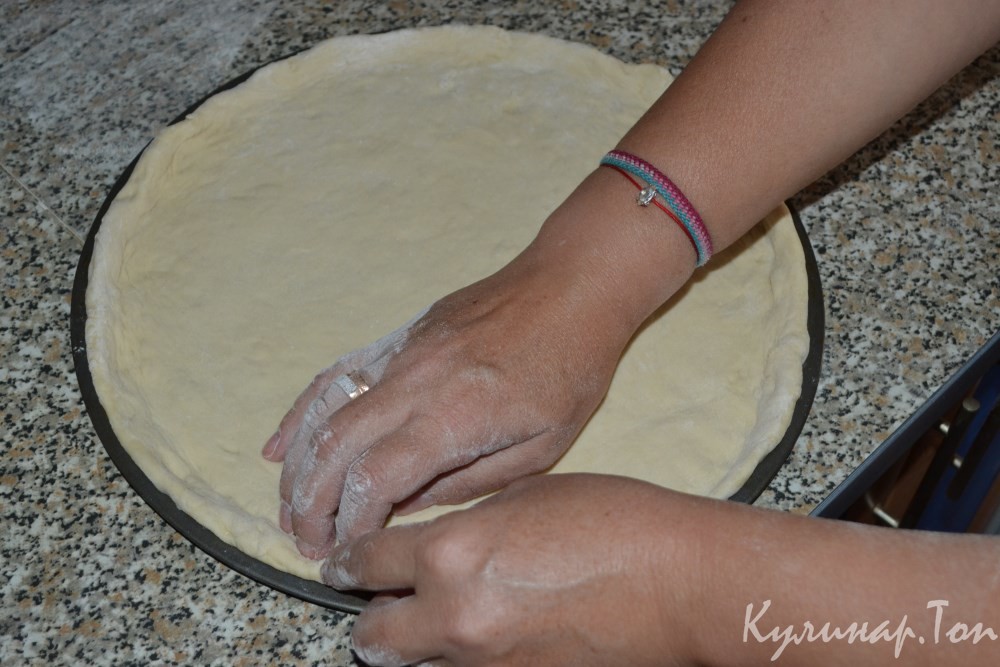 Пицца с шампиньонами и колбасой