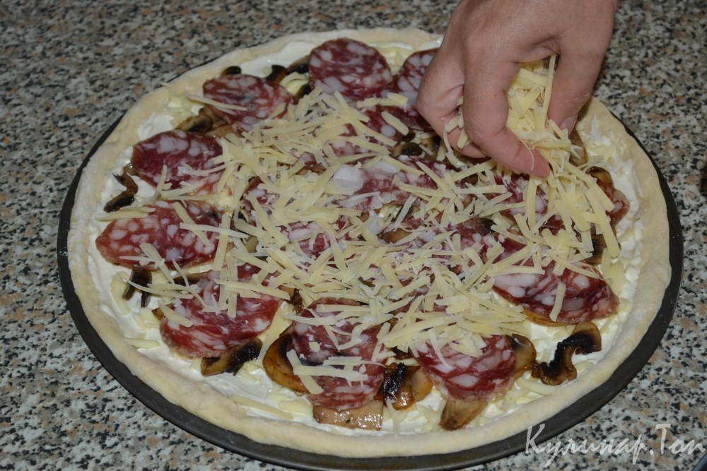 Пицца с шампиньонами и колбасой