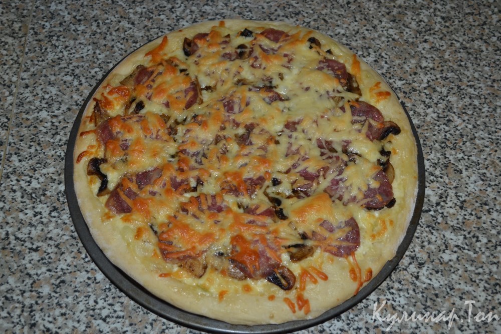 Пицца с шампиньонами и колбасой