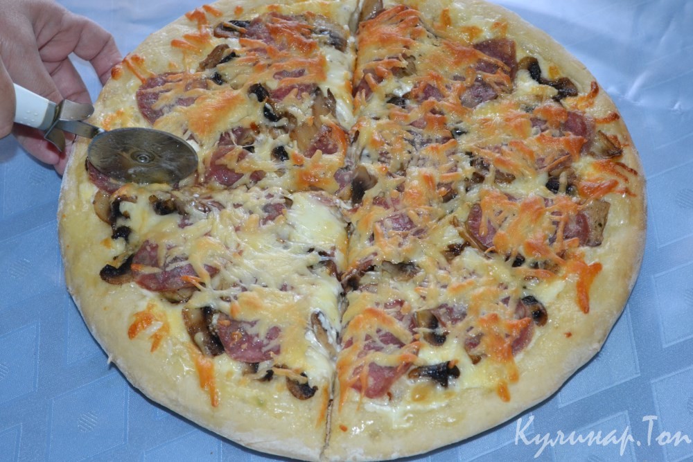 Пицца с шампиньонами и колбасой