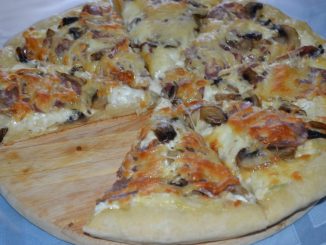 Пицца с шампиньонами и колбасой
