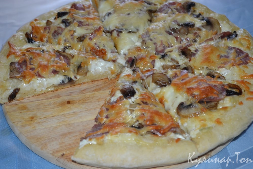 Пицца с шампиньонами и колбасой
