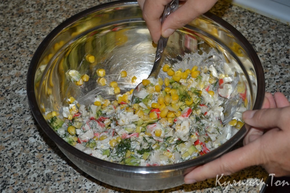 Салат из авокадо с крабовыми палочками и кукурузой
