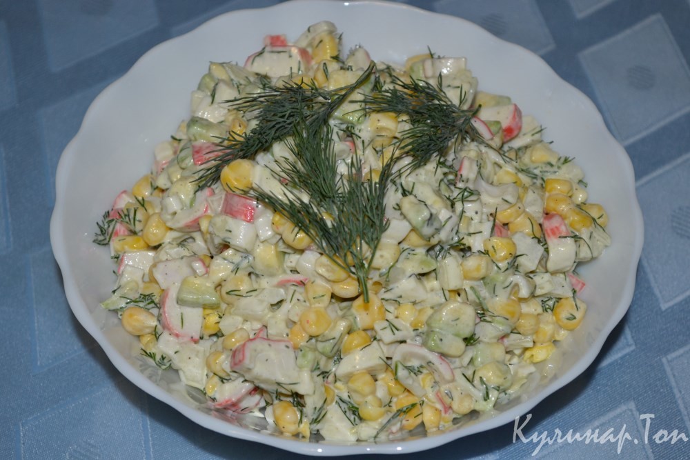 Салат из авокадо с крабовыми палочками и кукурузой