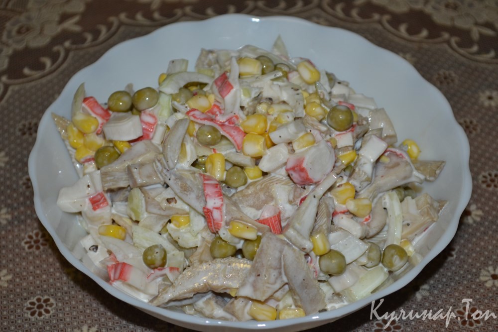 Салат с грибами и крабовыми палочками