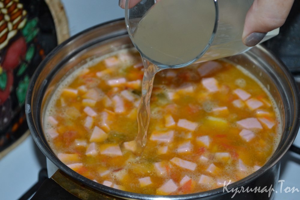 Солянка с вареной и копченой колбаской