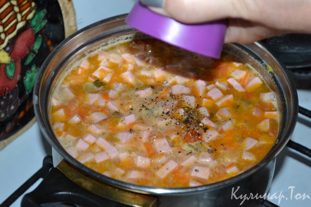 Солянка с вареной и копченой колбаской