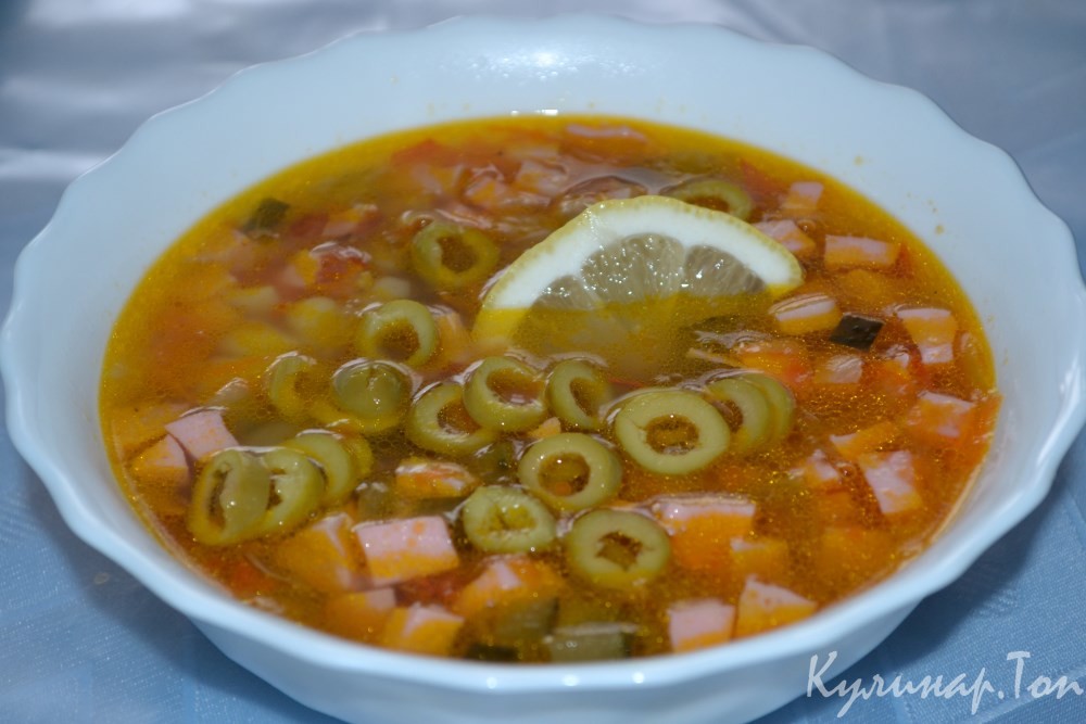 Солянка с вареной и копченой колбаской