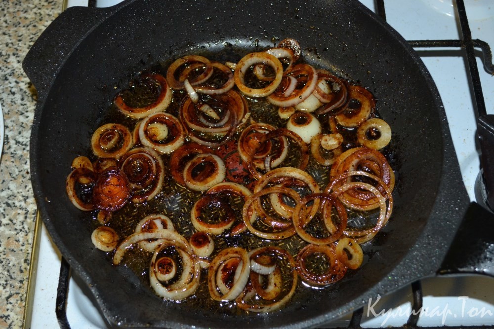 Свиная отбивная с луком