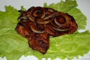 Свиная отбивная с луком