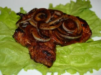 Свиная отбивная с луком