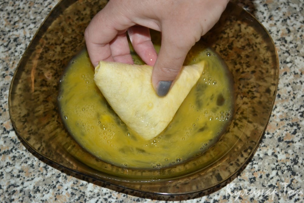 Треугольники из лаваша с колбасой и сыром
