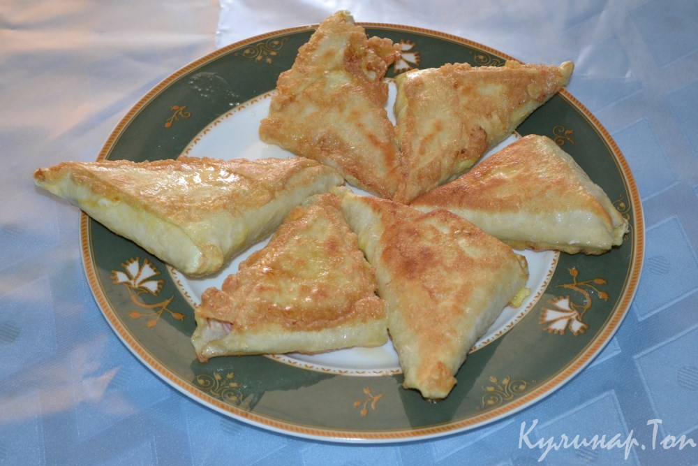 Треугольники из лаваша с колбасой и сыром