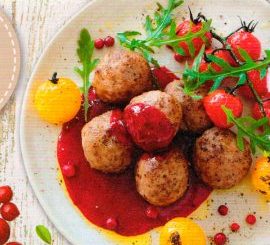 Митболы с брусничным соусом