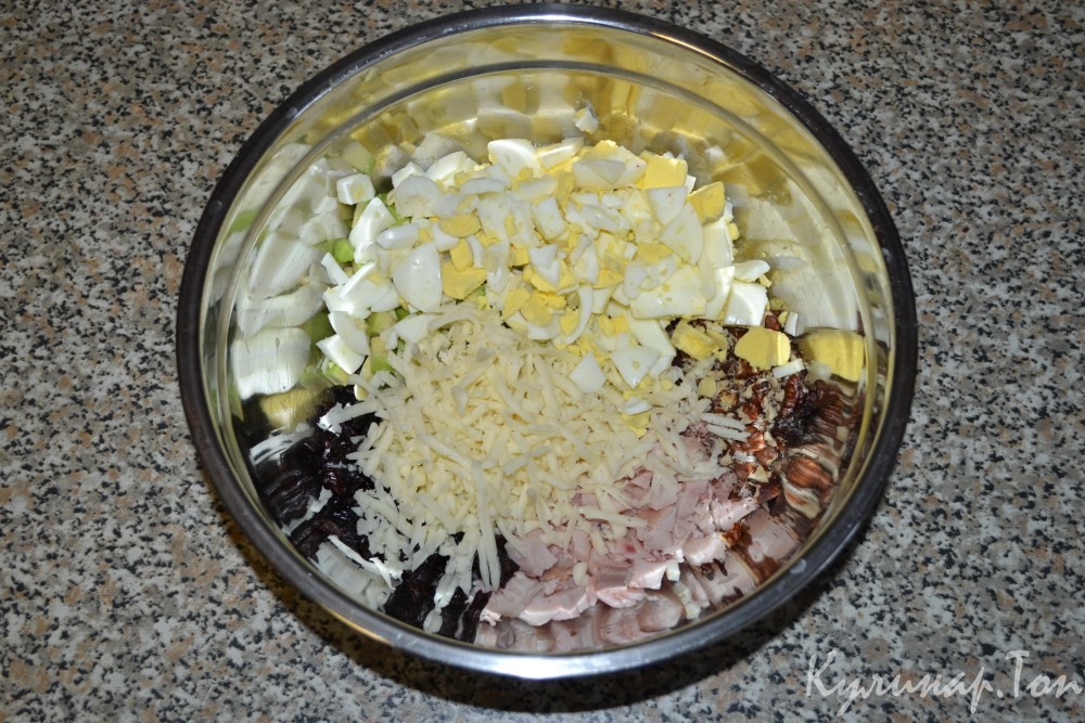 Мясной салат с авокадо и грецкими орехами