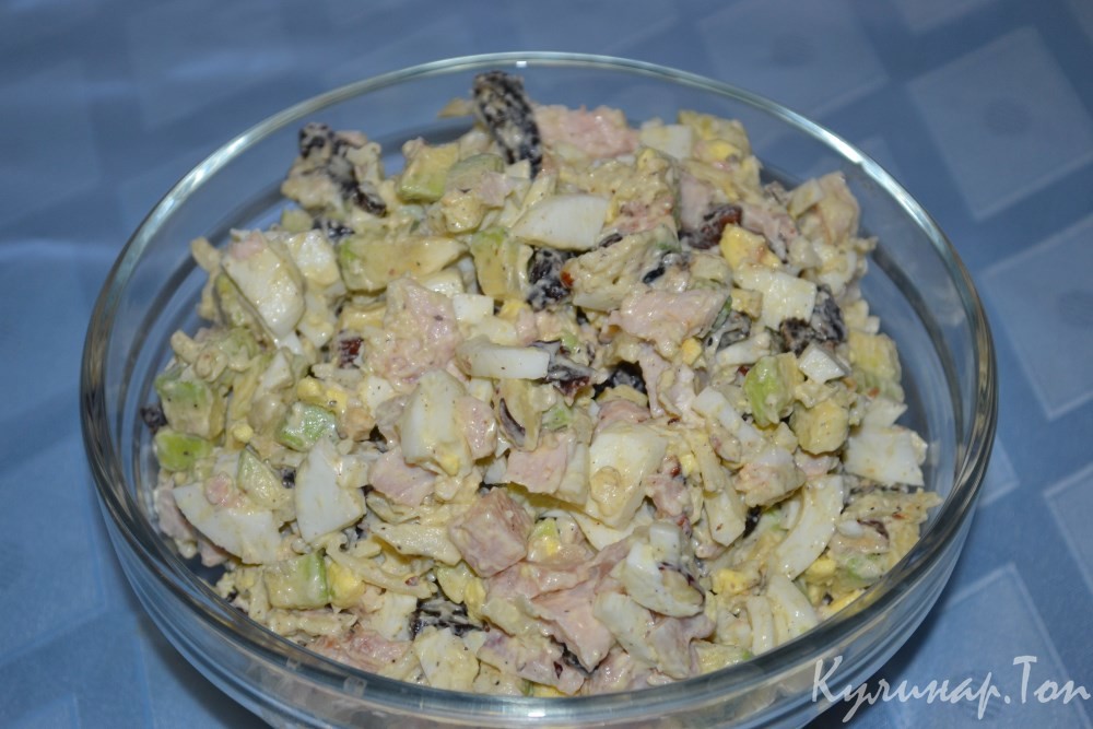 Мясной салат с авокадо и грецкими орехами