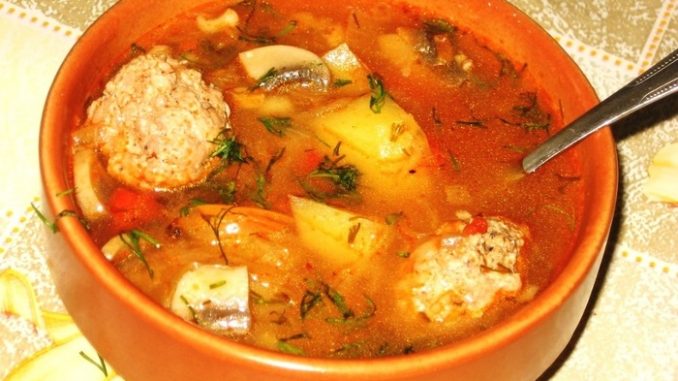 Щи из квашеной капусты с грибами и мясными шариками Щи из квашеной капусты с грибами и мясными шариками
