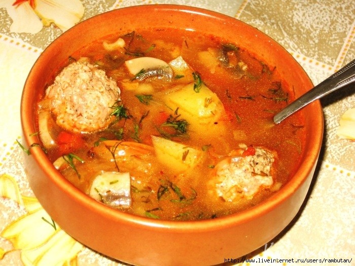 Щи из квашеной капусты с грибами и мясными шариками