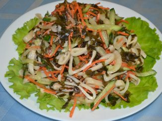Салат из кальмаров с морской капустой