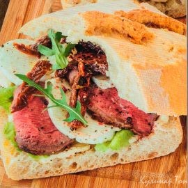 Сэндвич с мясом, моцареллой и вялеными томатами Сэндвич с мясом, моцареллой и вялеными томатами