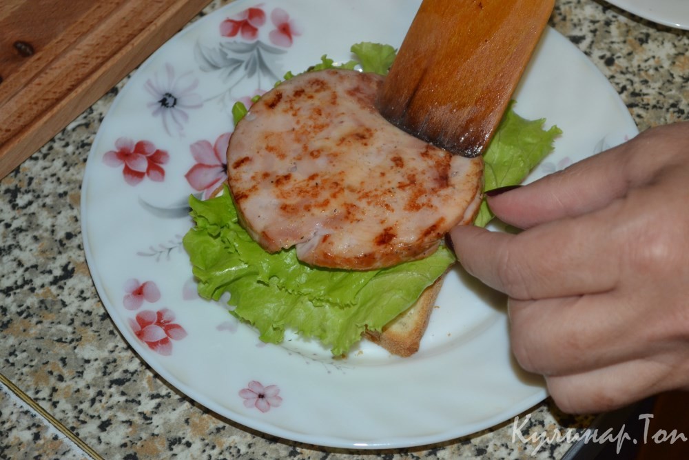 Сэндвичи с жареной колбасой