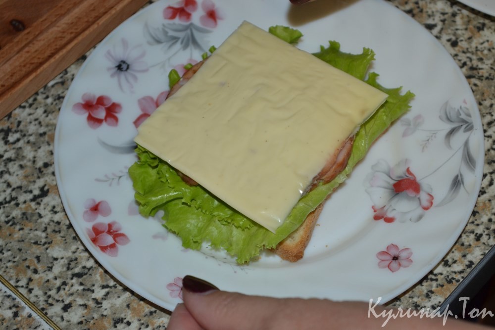 Сэндвичи с жареной колбасой