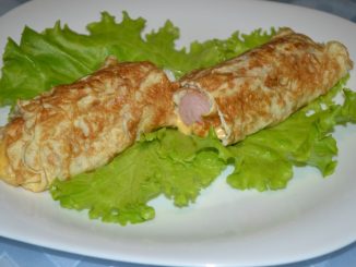 Яичный рулет с сосиской и сыром