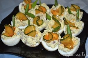 Фаршированные яйца с селедкой и острыми огурцами