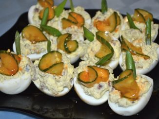 Фаршированные яйца с селедкой и острыми огурцами