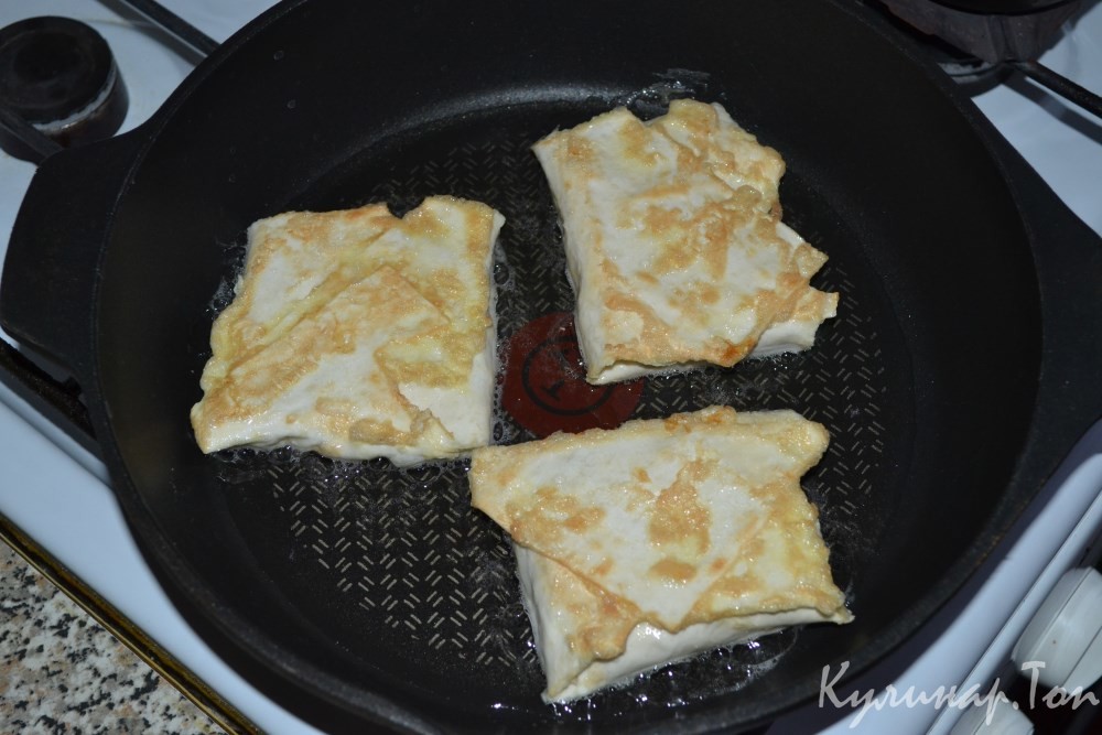 Конвертики из лаваша с беконом и сыром