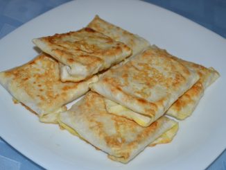 Конвертики из лаваша с беконом и сыром