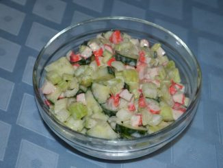 Крабовый салат с сельдереем и огурцом