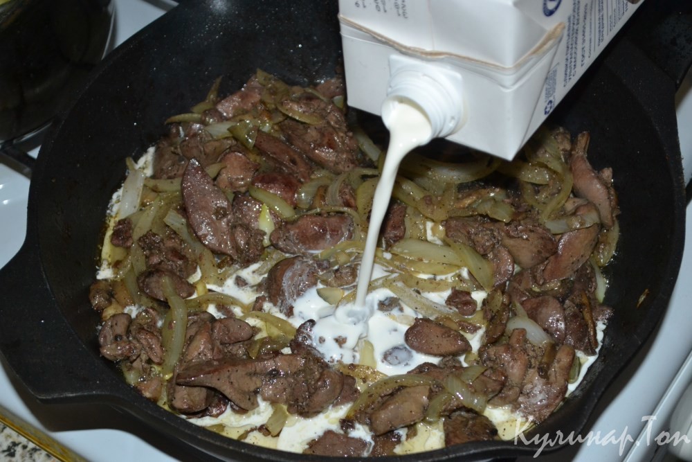 Куриная печень с шампиньонами в сливках