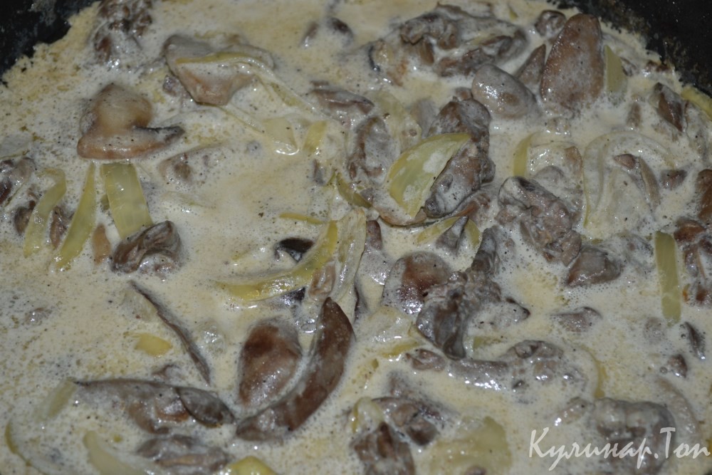 Куриная печень с шампиньонами в сливках