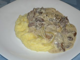 Куриная печень с шампиньонами в сливках