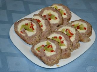 Мясной рулет с авокадо и сладким перцем