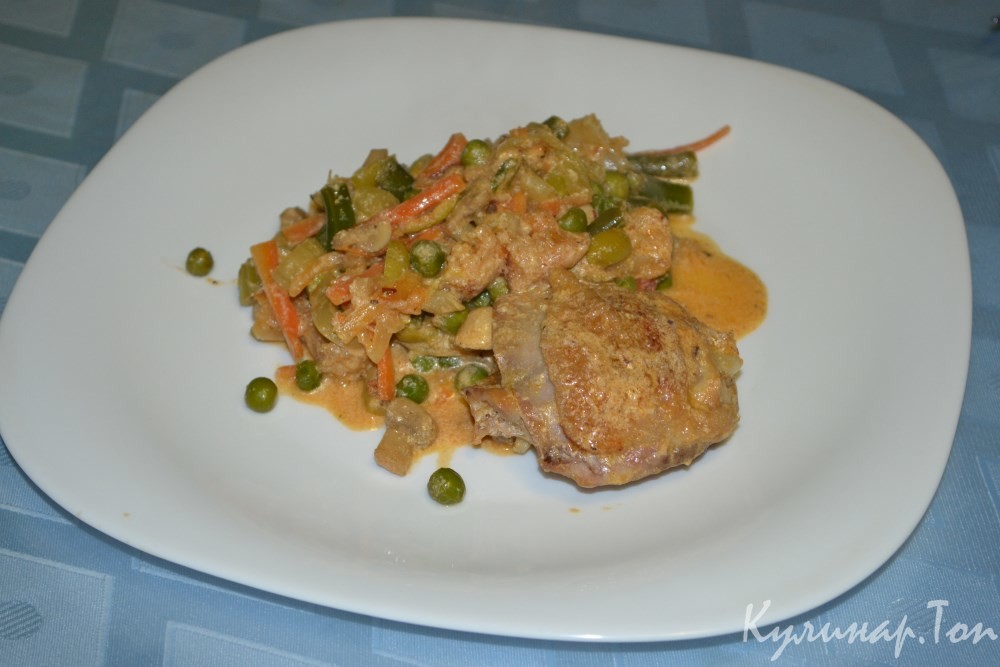 Овощной микс с курицей и грибами
