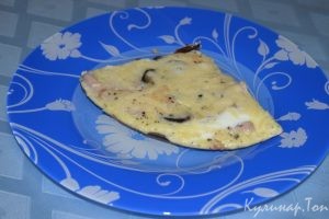Яичница с ветчиной и шампиньонами