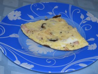 Яичница с ветчиной и шампиньонами