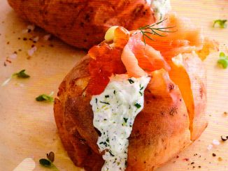 Печеный картофель с копченой горбушей и икрой