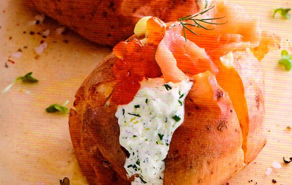 печеный картофель с копченой горбушей и икрой Печеный картофель с копченой горбушей и икрой