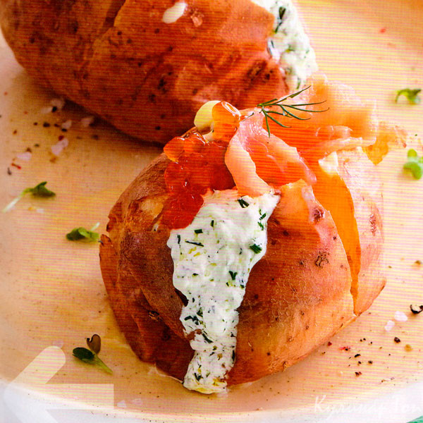 Печеный картофель с копченой горбушей и икрой