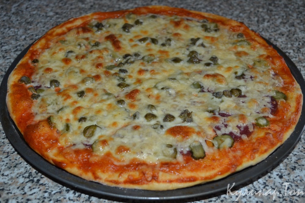 Пицца с колбасой и каперсами