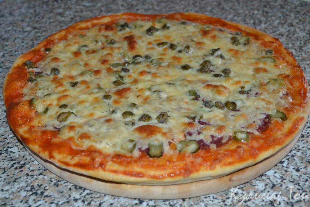 Пицца с колбасой и каперсами
